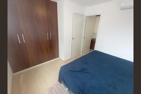 Quarto com cama, armário e porta, com iluminação natural e boa qualidade de iluminação artificial. de apartamento à venda com 4 quartos, 57m² em Barra Olímpica, Rio de Janeiro