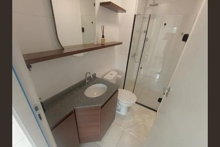 Banheiro com pia, vaso sanitário e chuveiro, com prateleira e espelho acima da pia. de apartamento à venda com 4 quartos, 57m² em Barra Olímpica, Rio de Janeiro