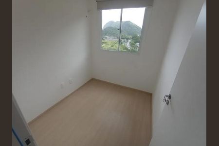Quarto com vista para a montanha, com piso de madeira e janela grande. de apartamento à venda com 4 quartos, 57m² em Barra Olímpica, Rio de Janeiro