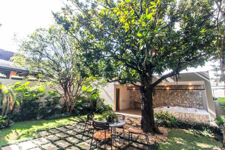 Casa de condomínio à venda com 465m², 4 quartos e 8 vagasQuintal