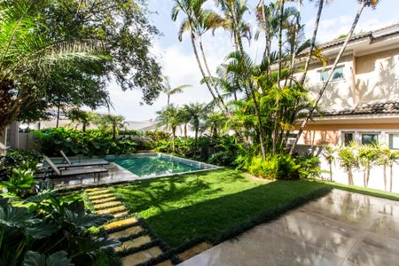 Casa de condomínio à venda com 465m², 4 quartos e 8 vagasQuintal