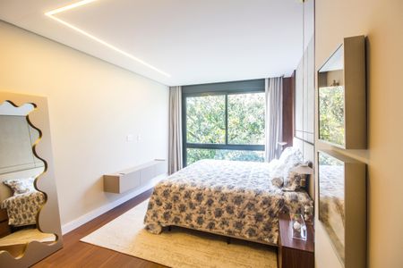 Casa de condomínio à venda com 465m², 4 quartos e 8 vagasSuíte master