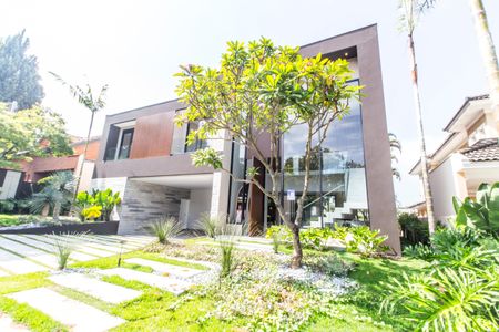 Casa de condomínio à venda com 465m², 4 quartos e 8 vagasVista da Rua