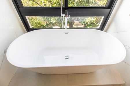 Casa de condomínio à venda com 465m², 4 quartos e 8 vagasDetalhe do banheiro