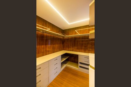 Casa de condomínio à venda com 465m², 4 quartos e 8 vagasCloset da suíte