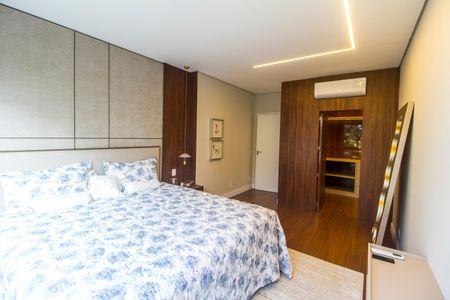 Casa de condomínio à venda com 465m², 4 quartos e 8 vagasSuíte master