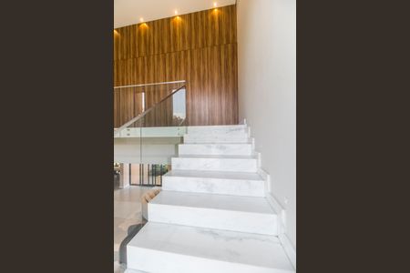 Casa de condomínio à venda com 465m², 4 quartos e 8 vagasEscada