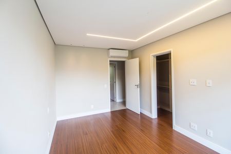 Casa de condomínio à venda com 465m², 4 quartos e 8 vagasSuíte 3