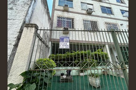 Apartamento para alugar com 80m², 2 quartos e 1 vagaFachada + plaquinha