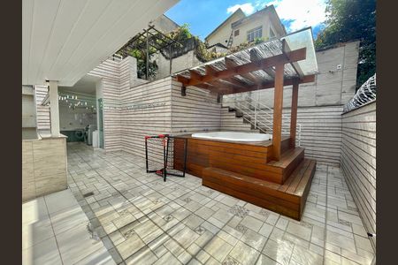 Casa à venda com 318m², 4 quartos e 2 vagas