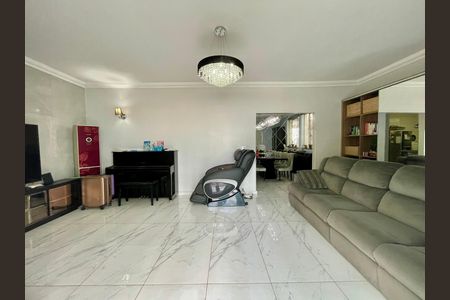 Casa à venda com 318m², 4 quartos e 2 vagas