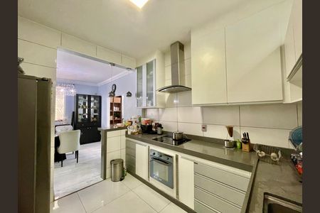 Casa à venda com 318m², 4 quartos e 2 vagas