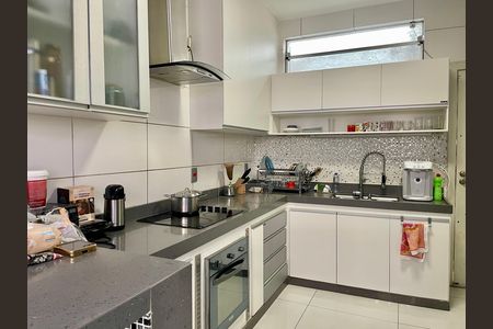 Casa à venda com 318m², 4 quartos e 2 vagas