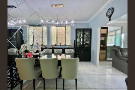 Casa à venda com 318m², 4 quartos e 2 vagas