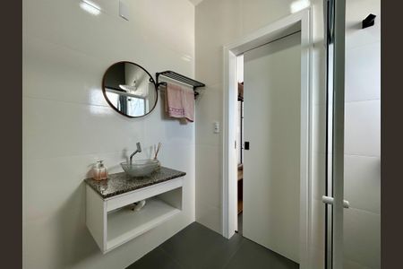 Casa para alugar com 124m², 3 quartos e 2 vagasBanheiro social 