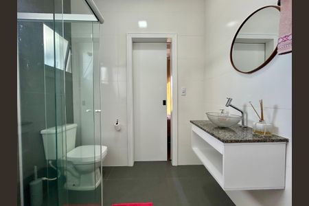 Casa para alugar com 124m², 3 quartos e 2 vagasBanheiro social 