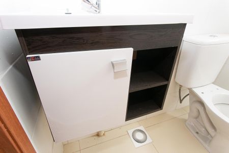 Banheiro de apartamento à venda com 2 quartos, 55m² em Vila Carrão, São Paulo