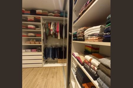 Casa de condomínio à venda com 180m², 3 quartos e 3 vagasCloset