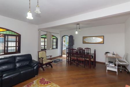 Casa à venda com 300m², 3 quartos e 3 vagas Casa à venda com 300m², 3 quartos e 3 vagasSala