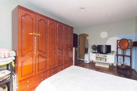 Casa à venda com 300m², 3 quartos e 3 vagas Casa à venda com 300m², 3 quartos e 3 vagasSuíte