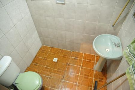 Casa à venda com 76m², 3 quartos e 2 vagasBanheiro da cozinha 