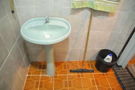 Casa à venda com 76m², 3 quartos e 2 vagasBanheiro da cozinha 