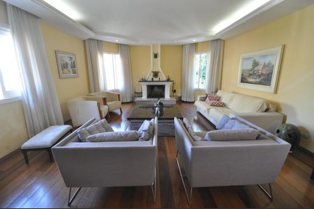 Casa à venda com 510m², 4 quartos e 6 vagasSala