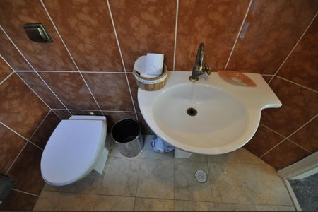 Casa à venda com 510m², 4 quartos e 6 vagasBanheiro da área do salão de festas
