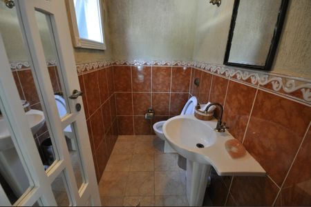 Casa à venda com 510m², 4 quartos e 6 vagasBanheiro da área do salão de festas