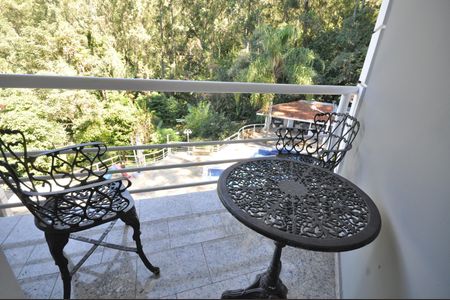 Casa à venda com 510m², 4 quartos e 6 vagasSacada da Sala de TV