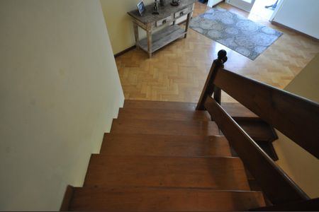 Casa à venda com 510m², 4 quartos e 6 vagasEscada