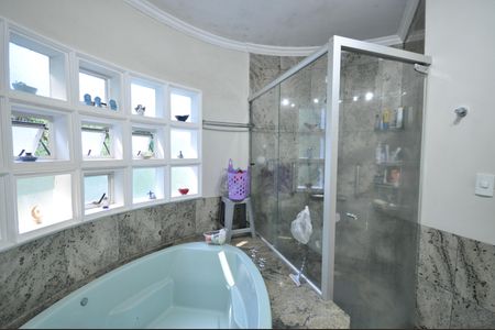 Casa à venda com 510m², 4 quartos e 6 vagasBanheiro da Suíte Master