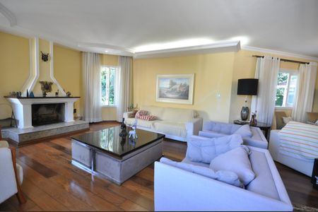 Casa à venda com 510m², 4 quartos e 6 vagasSala