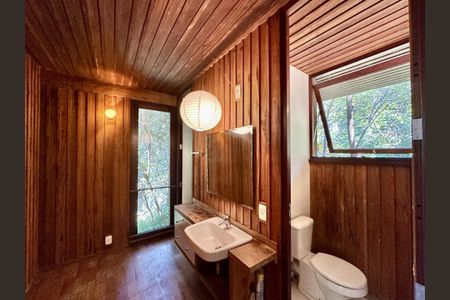 Casa de condomínio para alugar com 260m², 4 quartos e 4 vagasBanheiro 