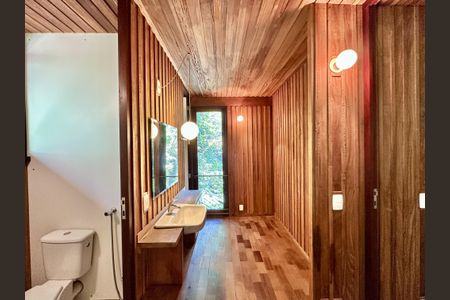 Casa de condomínio para alugar com 260m², 4 quartos e 4 vagasBanheiro 