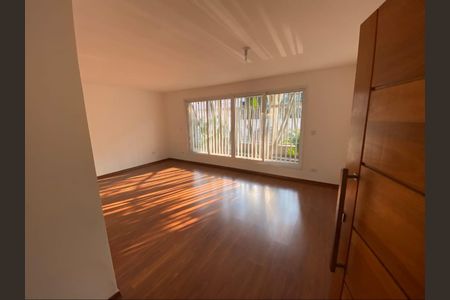 Casa para alugar com 300m², 4 quartos e 6 vagas