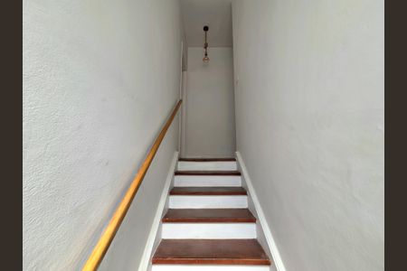 Casa de condomínio para alugar com 130m², 2 quartos e 1 vagaEscada