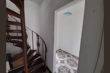 Escada de casa para alugar com 4 quartos, 140m² em Água Santa, Rio de Janeiro
