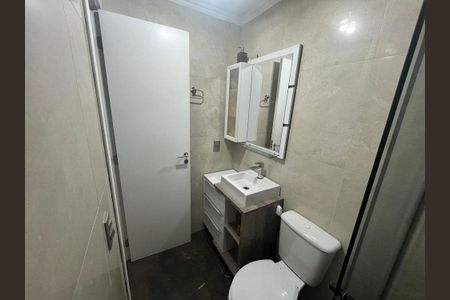 Banheiro de apartamento para alugar com 2 quartos, 49m² em Passo d’Areia, Porto Alegre