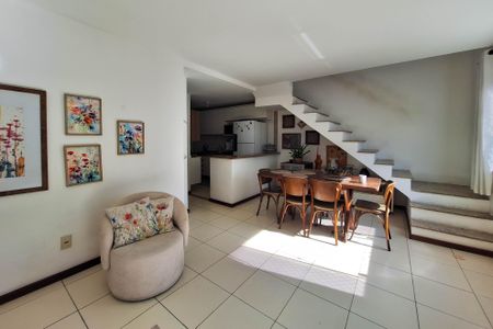 Casa de condomínio para alugar com 150m², 3 quartos e 3 vagasSala