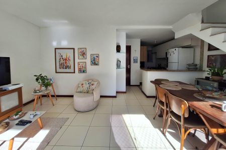 Casa de condomínio para alugar com 150m², 3 quartos e 3 vagasSala