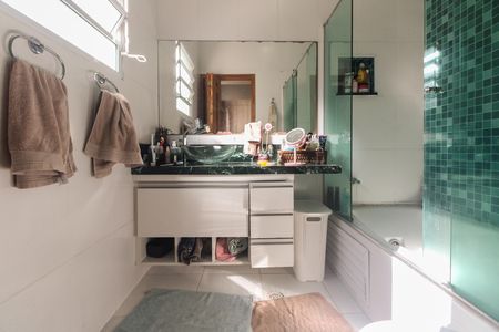 Casa à venda com 150m², 4 quartos e 2 vagas Casa à venda com 150m², 4 quartos e 2 vagasBanheiro Suíte