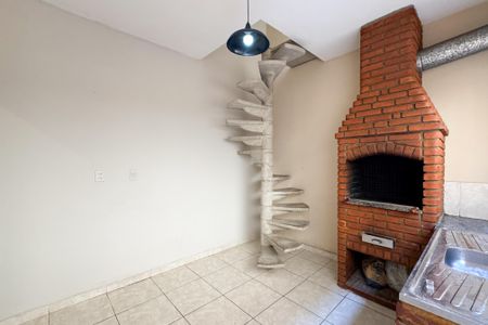 Casa para alugar com 225m², 4 quartos e 2 vagasÁrea - Churrasqueira