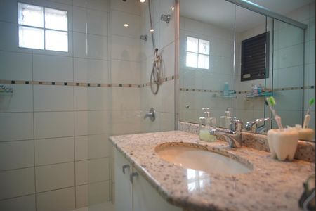 Banheiro da Suíte de apartamento à venda com 2 quartos, 77m² em Bela Vista, Porto Alegre