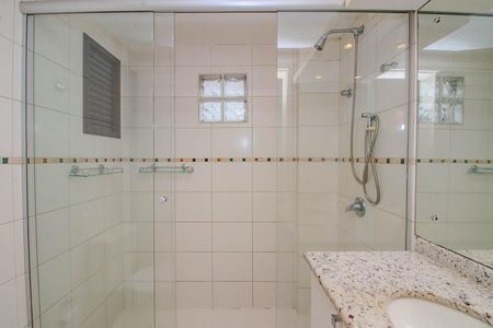 Banheiro da Suíte de apartamento à venda com 2 quartos, 77m² em Bela Vista, Porto Alegre