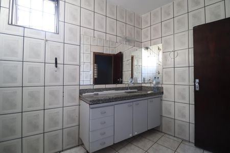 Casa para alugar com 280m², 4 quartos e 5 vagasBanheiro do Quarto 1