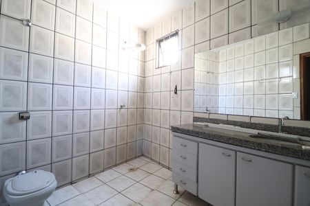 Casa para alugar com 280m², 4 quartos e 5 vagasBanheiro do Quarto 1