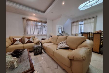 Casa à venda com 4 quartos, 300m² em Jardim Piqueroby, São Paulo