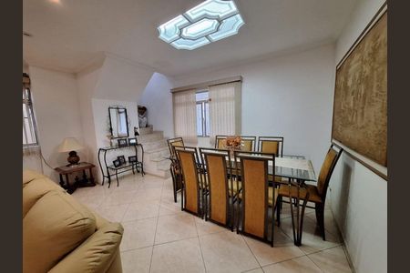 Casa à venda com 4 quartos, 300m² em Jardim Piqueroby, São Paulo