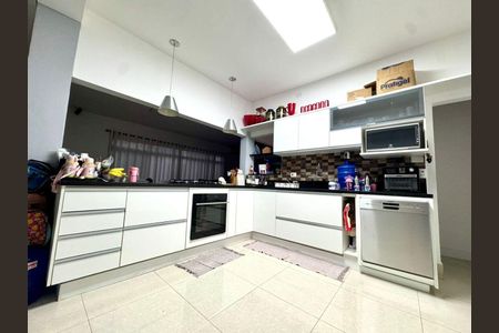 Casa à venda com 230m², 3 quartos e 4 vagas